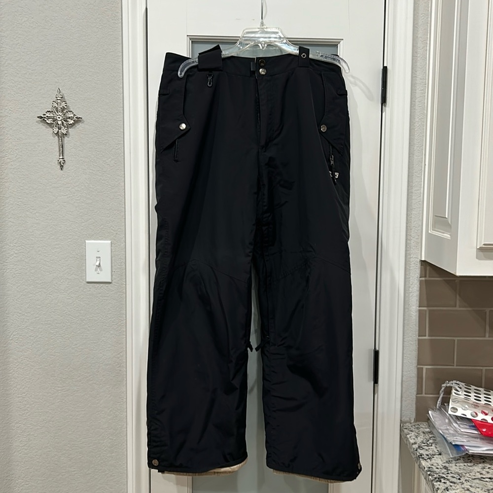 Men’s Black 686 Ski Pants Size Medium.